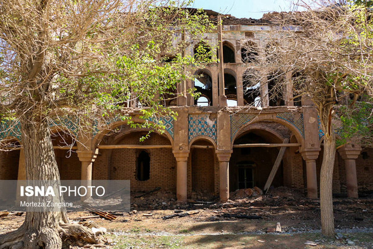 ادامه مرمت کاخ سرهنگ آباد زواره با آهن‌کشی سقف