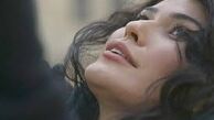 شیوا طاهری در حال تار زدن /عکس