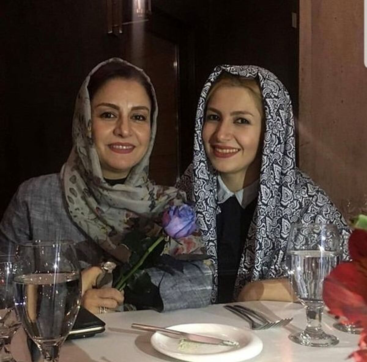 عکس مریلا زارعی و خواهرش خاله شادونه در رستوران گردی