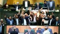  لحظه به آتش کشیدن پرچم آمریکا در مجلس+عکس