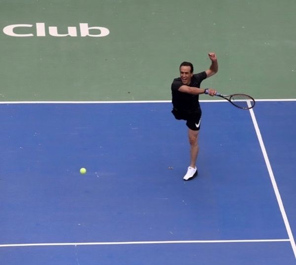 ورزش متفاوت علی کریمی + عکس