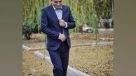 قدم‌ زدن آقای بازیگر با کت و شلوار در پارک + عکس