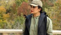 تیپ پاییزی لیندا کیانی با هودی و پافر + عکس