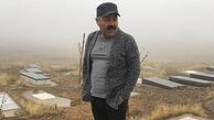 «سیدعلی صالحی» بر سر مزار پدرش/عکس 
