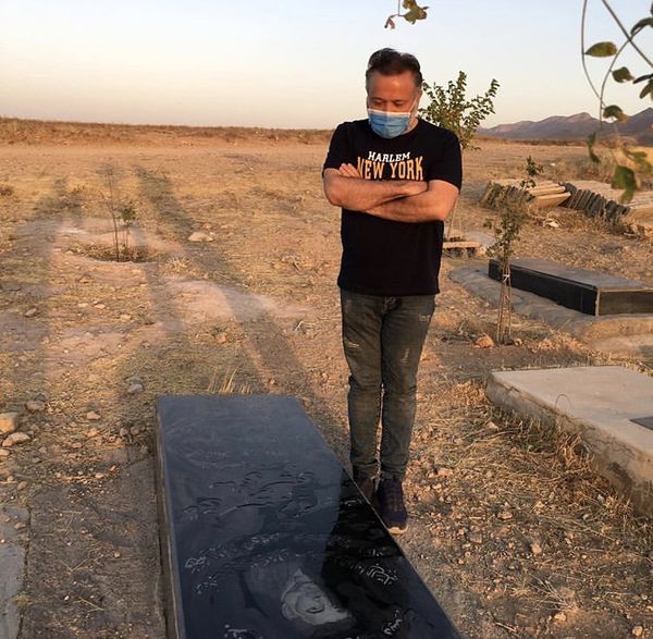 علی صالحی بر سر مزار پدرش + عکس