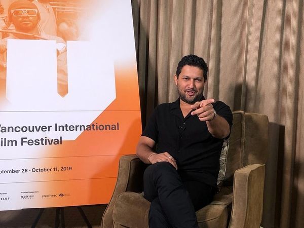 حامد بهداد در حال مصاحبه + عکس