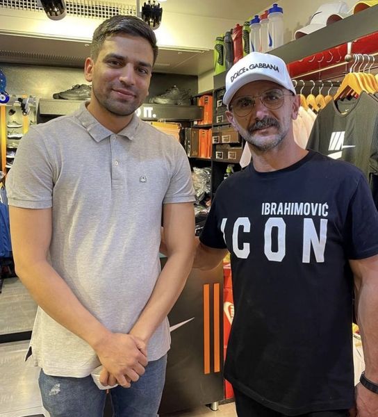 امین حیایی و هوادارش در یک فروشگاه + عکس