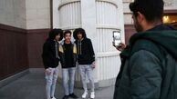 بازار داغ عکس یادگاری با هنرمندان در حاشیه مراسم ختم خشایار الوند!