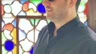 امید حاجیلی در کنار پنجره ای قدیمی + عکس