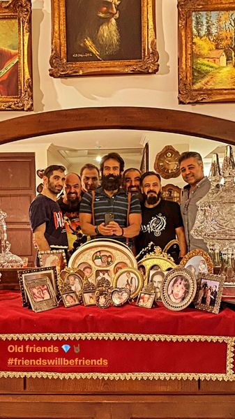 بانی پال شومون و دوستانش در خانه + عکس