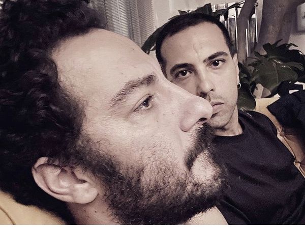 نگاه عجیب دوست نوید محمدزاده به او + عکس