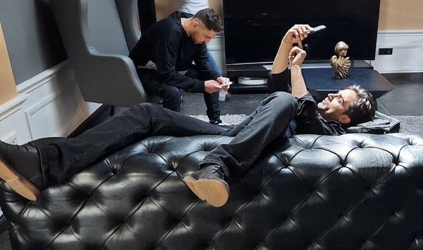 استراحت بازیگران ملکه گدایان در پشت صحنه + عکس