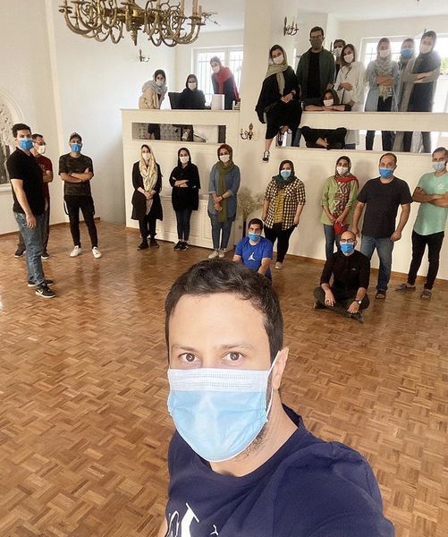 شاهرخ استخری و کارمندانش + عکس