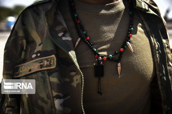 گردنبند جالب یک پناهنده افغانی + عکس