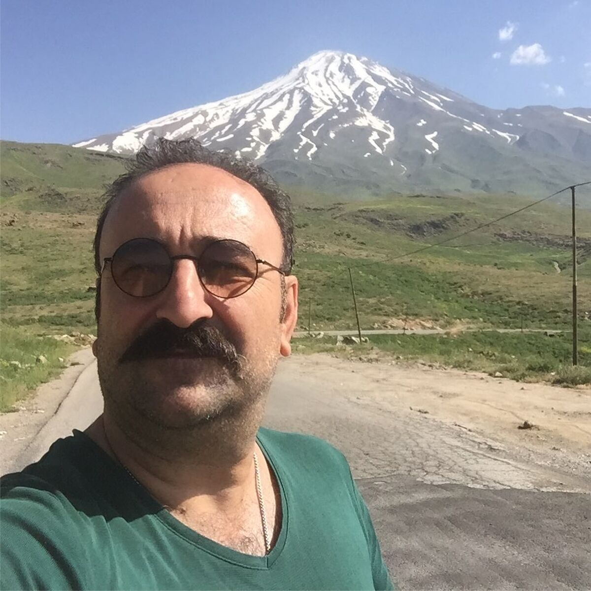 سلفی مهران احمدی با کوه دماوند + عکس