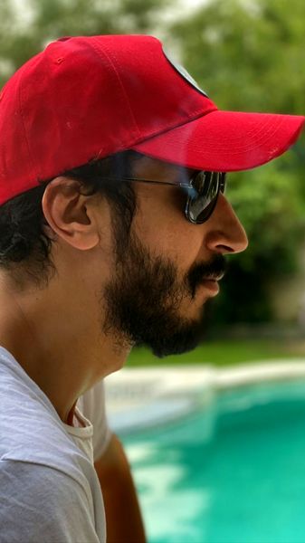 بهرام افشاری با کلاه قرمزش + عکس