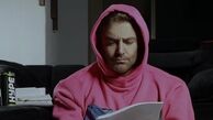 گلزار با هودی صورتی + عکس