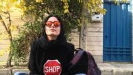 الناز شاکردوست با درِ آبى و درختِ زرد وسط خیابان!/ عکس
