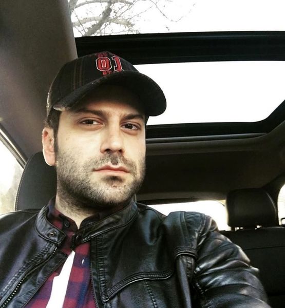 روزبه حصاری در ماشینش + عکس