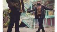 نوید محمدزاده و دوستش در حیاط ساختمانی قدیمی + عکس