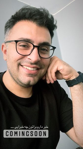 خواننده مشهور عینکی شد + عکس