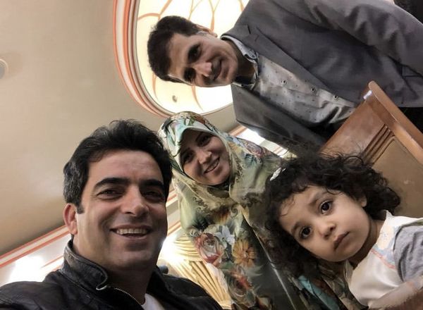 منوچهر هادی در کنار خواهر و خواهرشوهرش + عکس