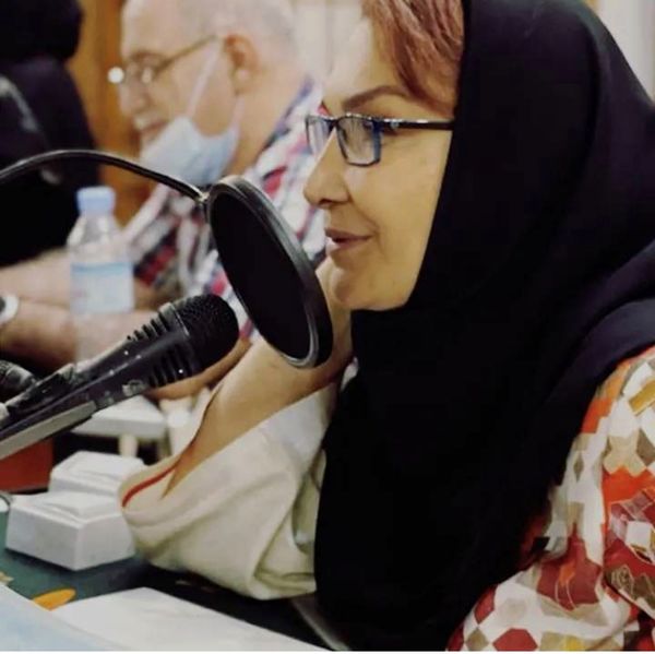 گویندگی مینا نوروزی در رادیو + عکس
