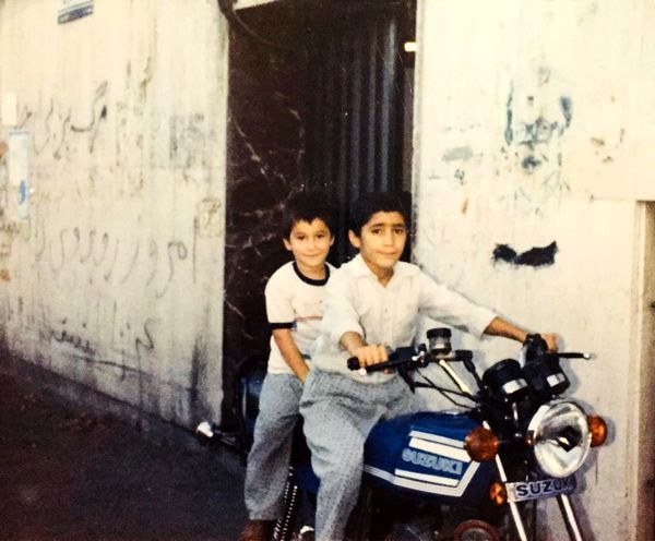 هادی کاظمی و برادرش در نوجوانی چی کار میکردن؟ + عکس