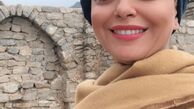 خانم بازیگر کنار دیوار سنگی + عکس