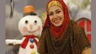 خاله شادونه در کنار عروسک‌های بانمک