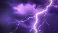 برخورد صاعقه به یک برج+ فیلم 