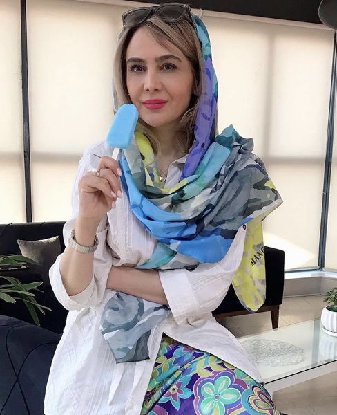 بستنی خوردن خانم بازیگر در محل کارش + عکس