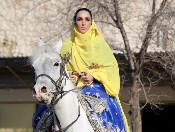 اسب سواری سوگل طهماسبی با لباس محلی + عکس