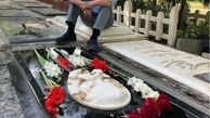 پسر مرحوم عزت الله انتظامی بر سر مزار پدرش + عکس