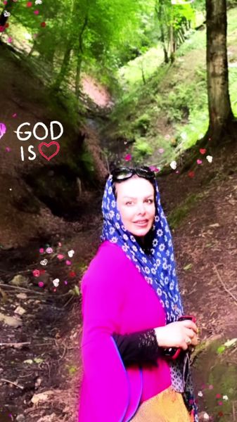 طبیعت گردی خانم بازیگر + عکس