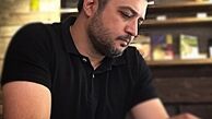 عکس متفکر بازیگر سریال گاندو در کافه