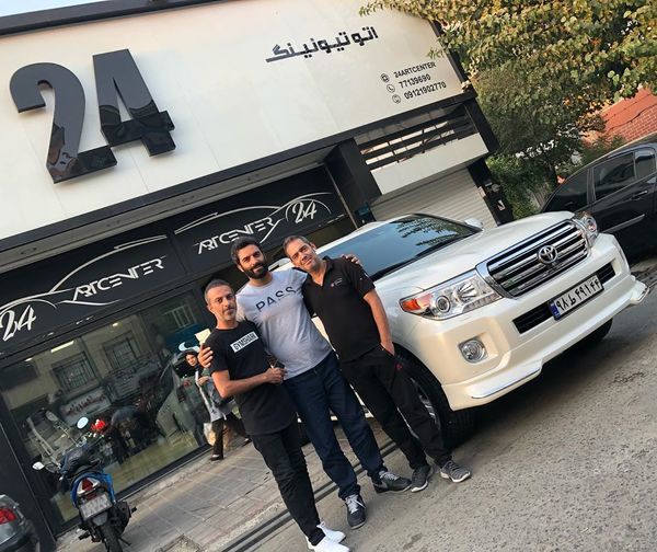 منوچهر هادی در کنار دوستان ماشین بازش + عکس