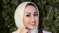 خانم مجری مثلا در حال کتاب خواندن!