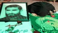 مادر شهیدی که پس از ۳۵ سال مزار فرزندش را در آغوش گرفت 