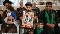 فرزند شهید امنیت در آغوش سردار سلیمانی+عکس