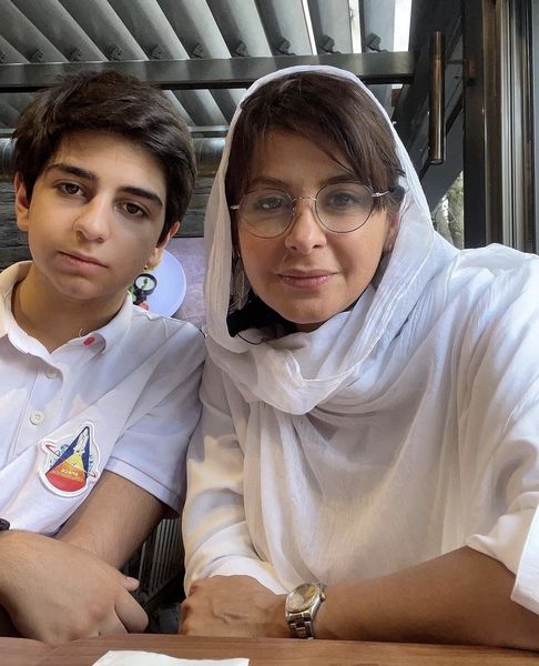 سیما تیرانداز و پسرش در یک رستوران + عکس