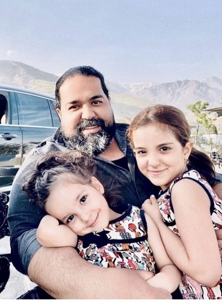 رضا صادقی و‌دخترانش + عکس
