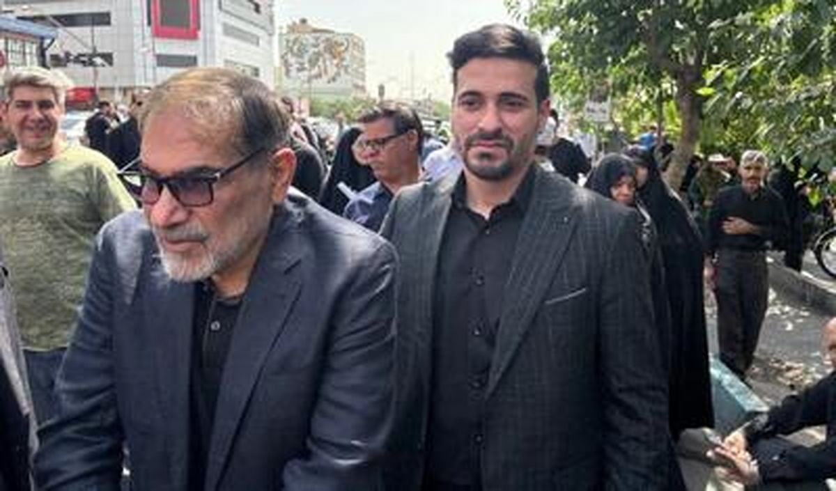 حضور متفاوت و عجیب علی شمخانی در مراسم وداع با شهدای اقتدار + عکس