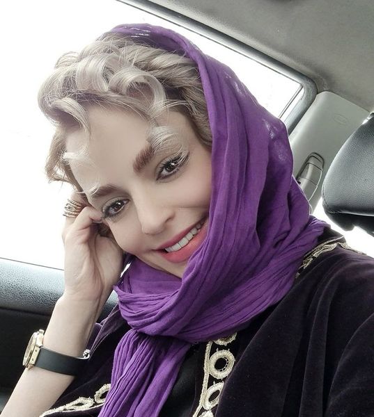سلفی خانم بازیگر در ماشین شخصی اش + عکس