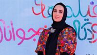 عکسی زیبا از سوگل طهماسبی با لباس زنانه جذاب و خوش رنگ
