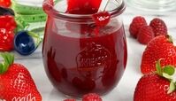 طرز تهیه سس توت فرنگی خوشمزه برای بستنی ، کیک و....