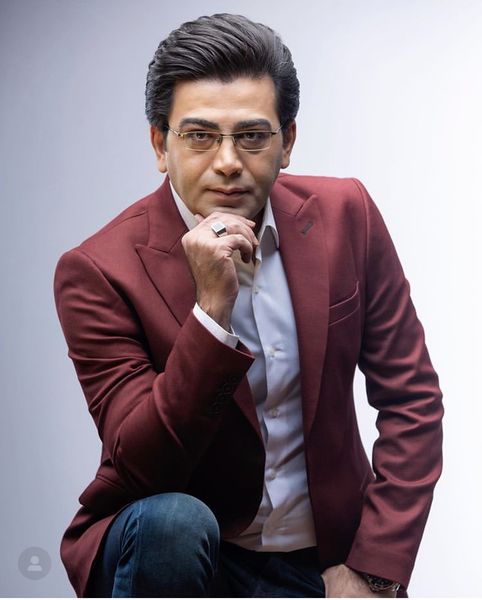 فرزاد حسنی با تیپ رسمی + عکس