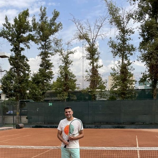 تنیس بازی کردن علی ضیا در باشگاه + عکس
