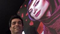 سلفی آقای کارگردان با پوستر همسر مشهورش + عکس