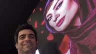 سلفی آقای کارگردان با پوستر همسر مشهورش + عکس